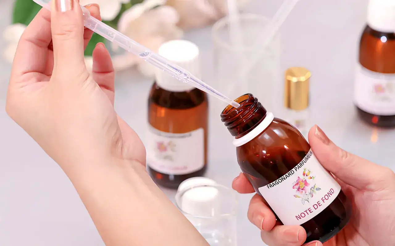 Tworzenie zapachu w muzeum perfum w Paryżu. Kropla esencji z pipety do buteleczki "Note de Fond".