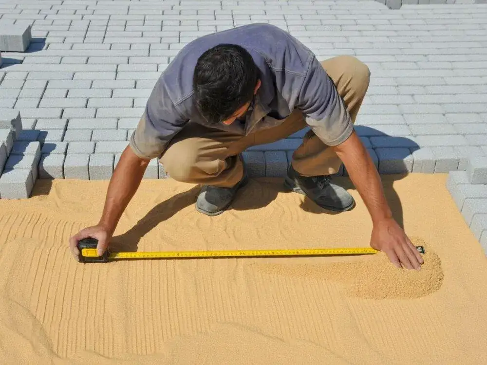 Piasek czy żwir pod kostkę: Co wybrać dla trwałej nawierzchni?