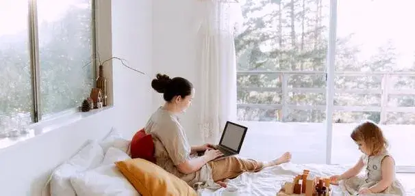 Kto płaci macierzyński po ustaniu zatrudnienia? Sprawdź, co musisz wiedzieć