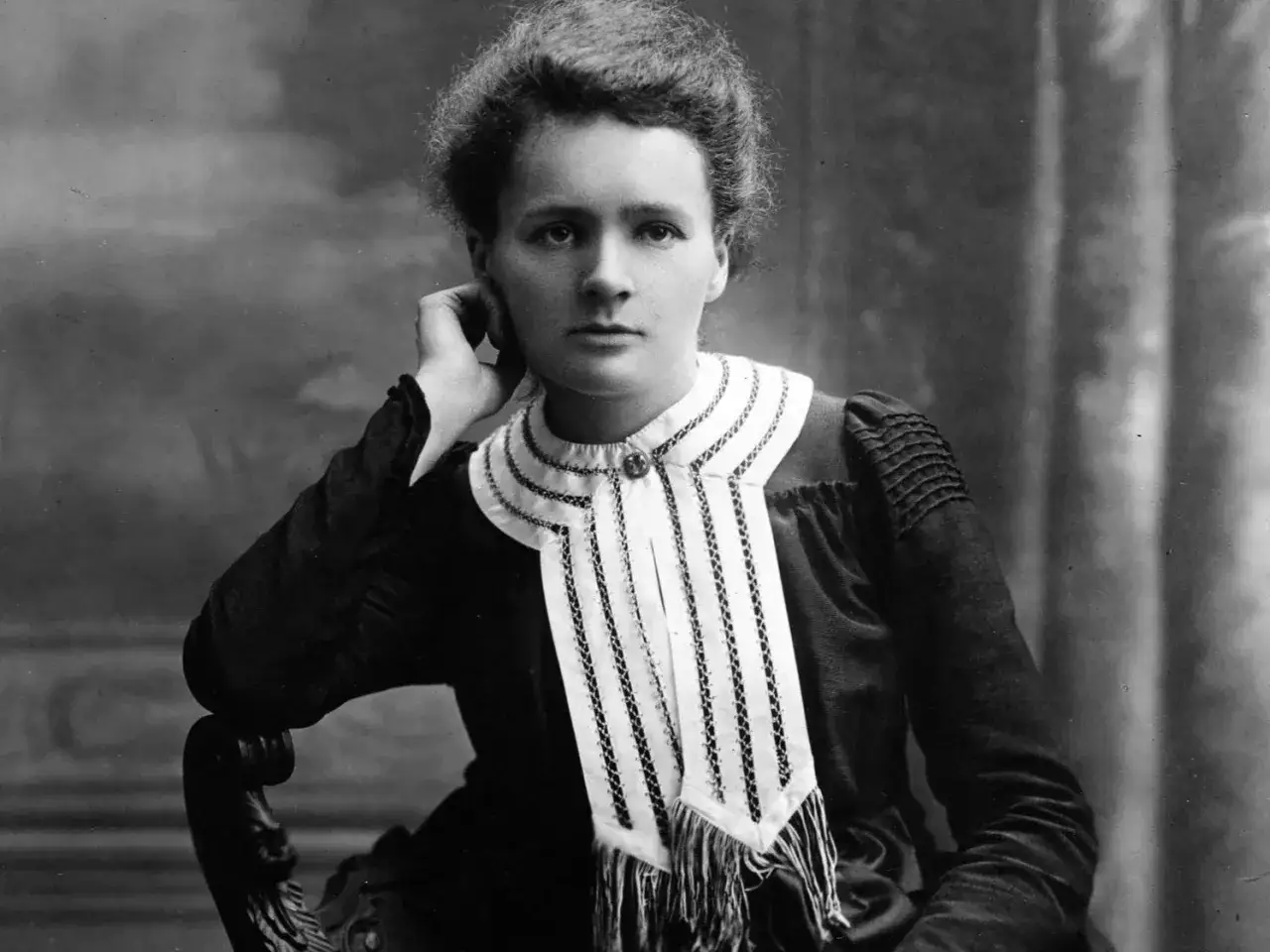 Maria Skłodowska-Curie, która wynalazła polon i rad, na portrecie z charakterystycznym kołnierzem.