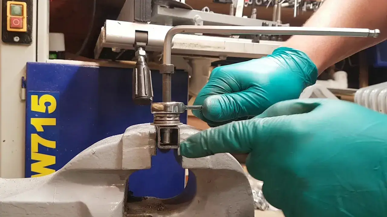 Jak prawidłowo zamontować nitonakrętkę bez użycia nitownicy?