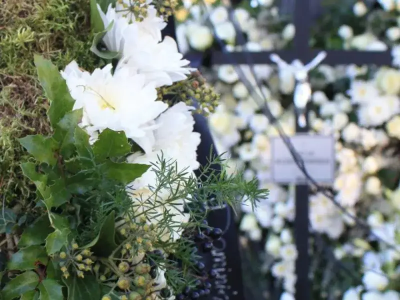 Kto sprząta wieńce po pogrzebie i dlaczego to ważne dla grobu?