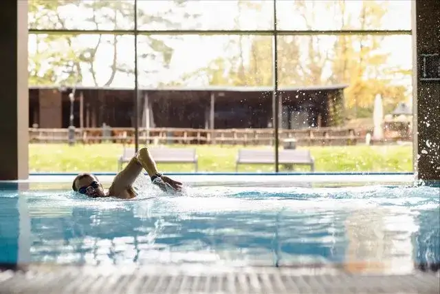 Morze nie rozpieszcza? Gdzie znajdziesz baseny w Jastrzębiej Górze?