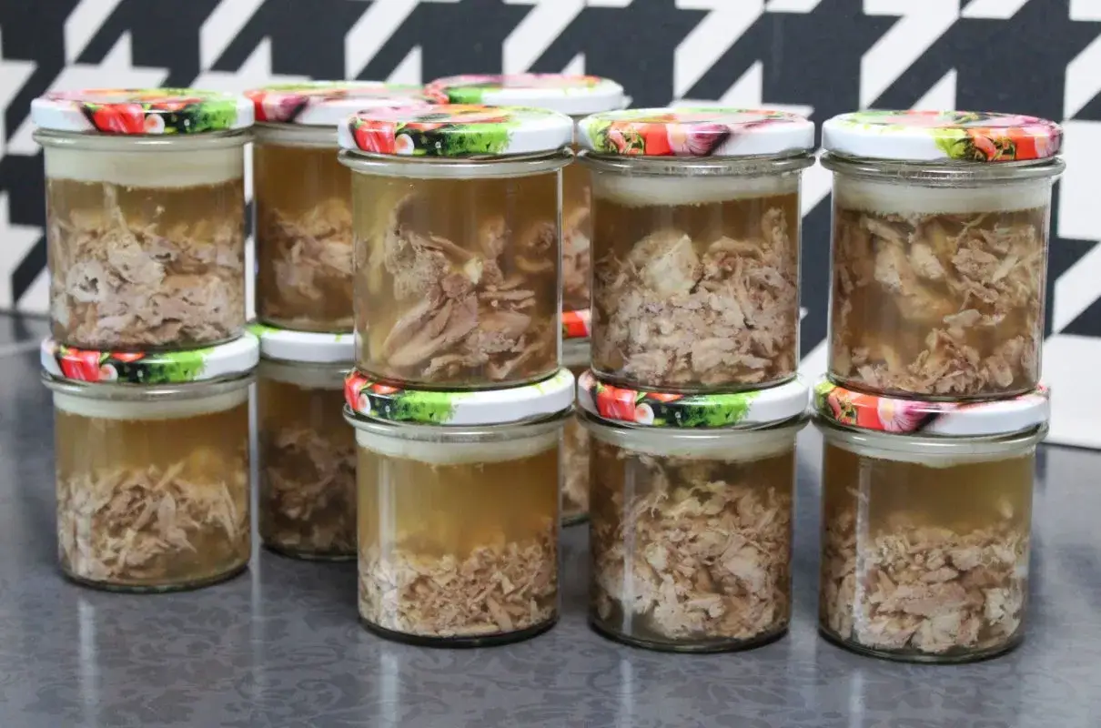 Słoiki z galaretą mięsną, gotowe do przechowywania. Oto jak zrobić żelatynę do garmażerki.