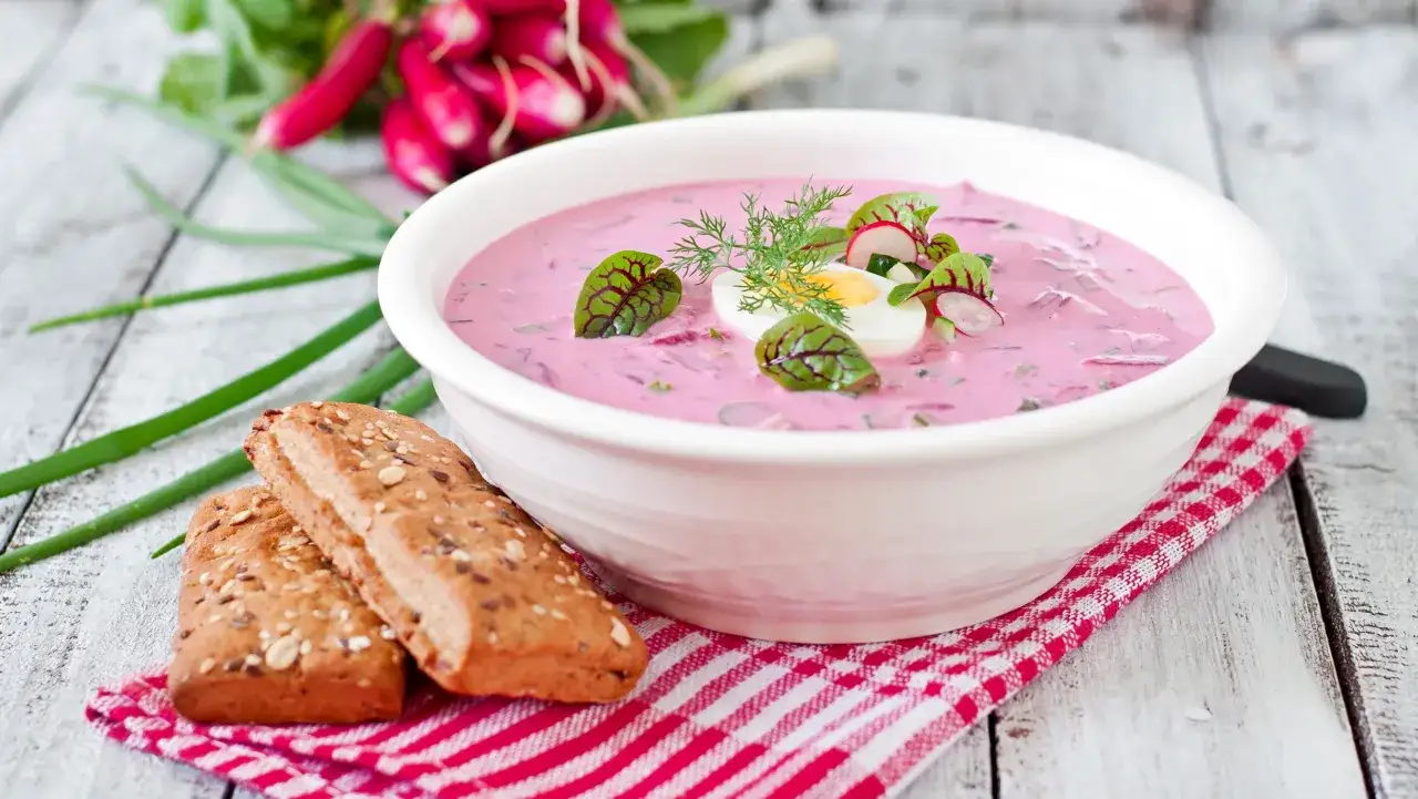 Chłodnik z botwinki, jajkiem i koperkiem, podany z chlebem – idealny pomysł na letni obiad.