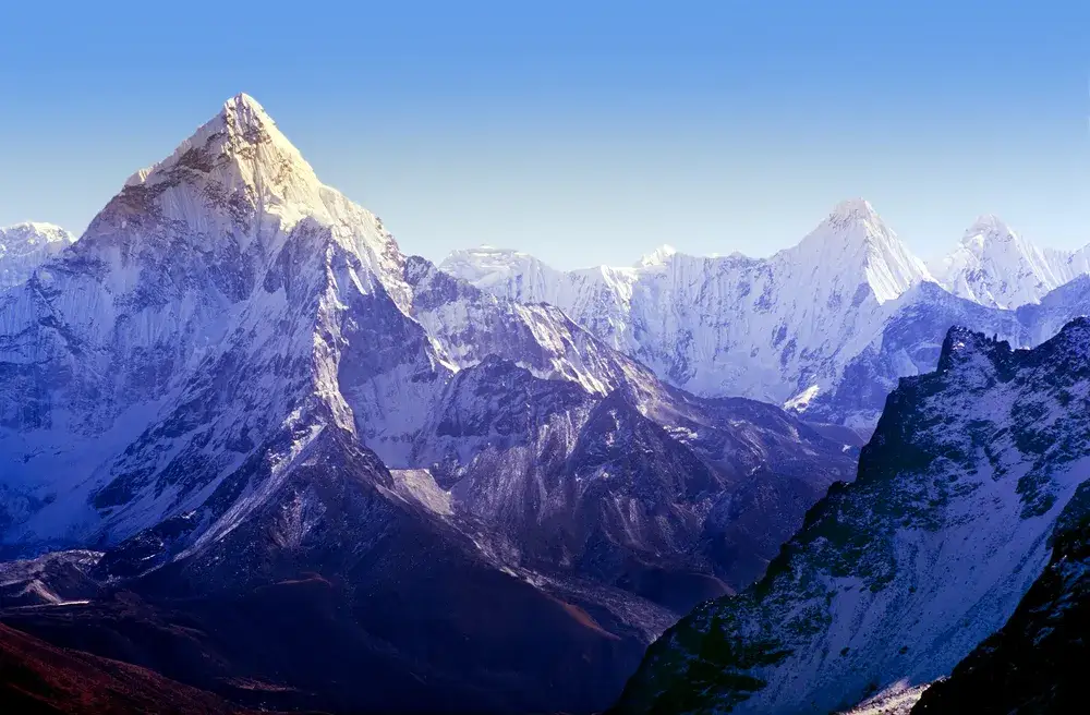 Mount Everest: Nepal czy Chiny? Dwa oblicza i drogi do bazy.