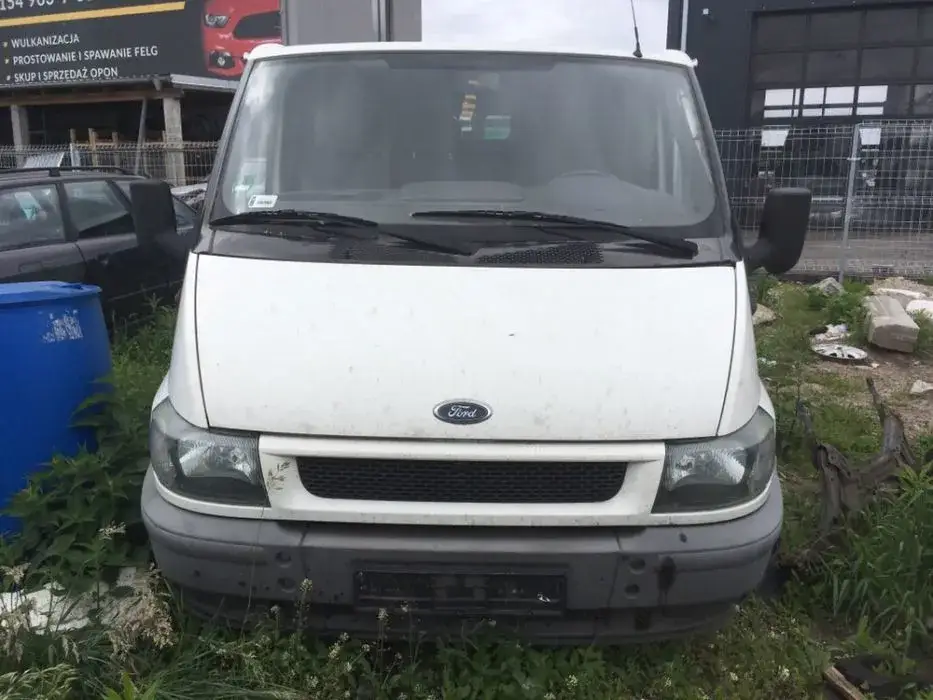 Ford Transit na części: Kompletny poradnik demontażu i sprzedaży