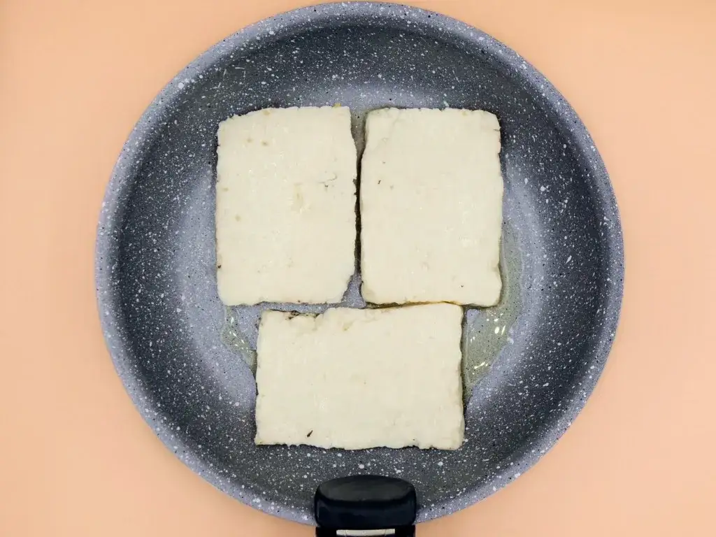 Jak smażyć halloumi, aby uzyskać idealną chrupkość i smak