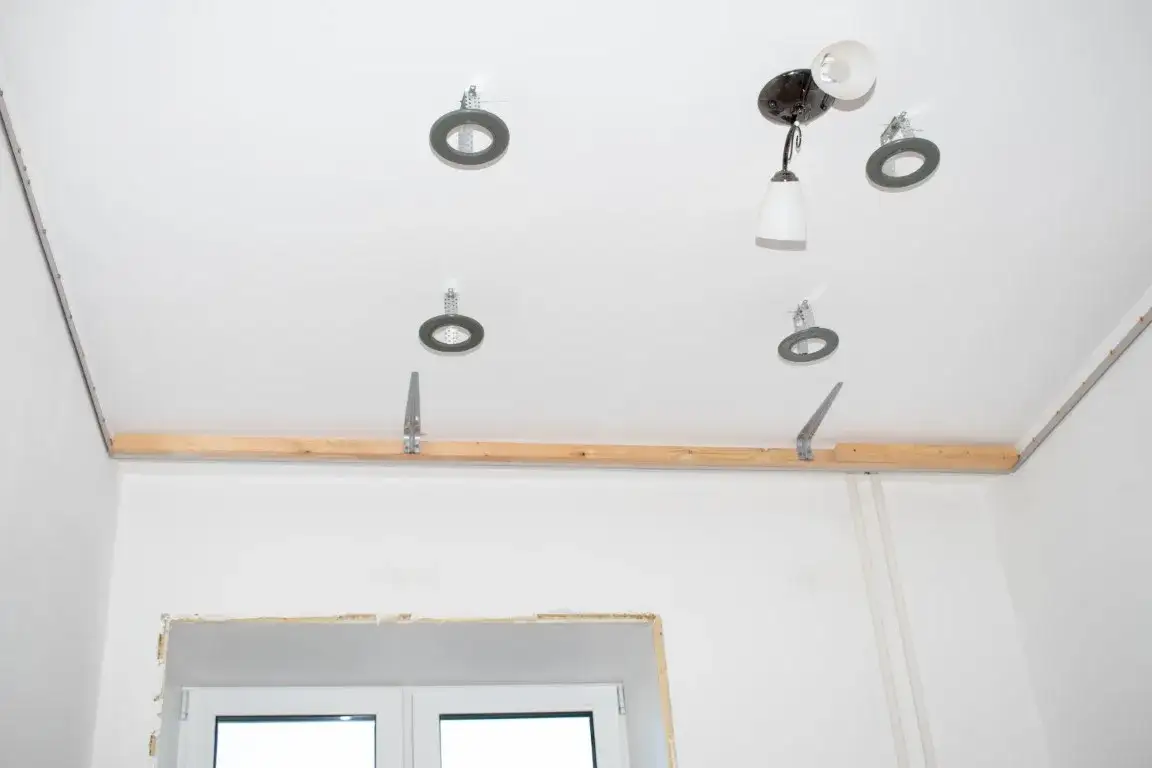 Biały sufit napinany - jaki wybrać, jak zamontować, ile kosztuje | Poradnik 2023