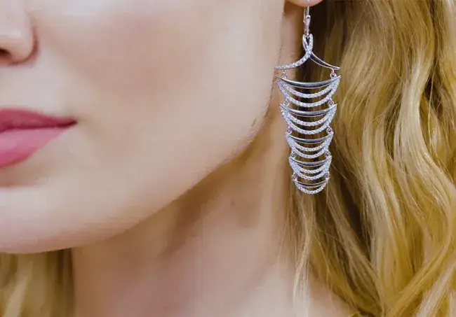 Jaka biżuteria na sylwestra - wybierz elegancję i blask na imprezę