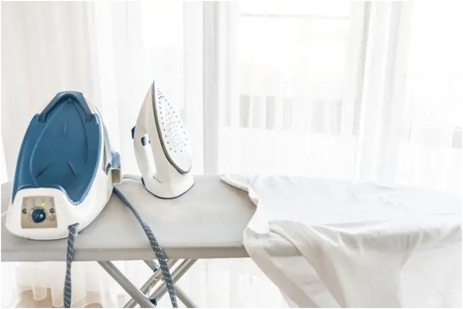 Jak prasować żelazkiem parowym, aby uniknąć zagnieceń i zniszczeń