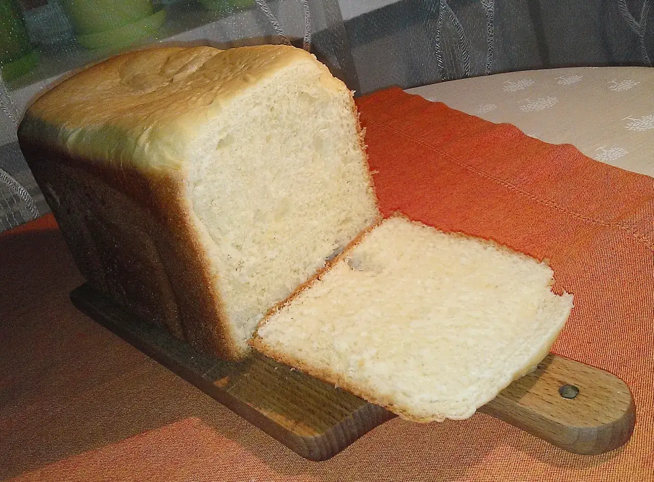 Puszyste ciasto drożdżowe z maszyny, idealne na kanapki. Przepis na nie jest prosty i szybki.