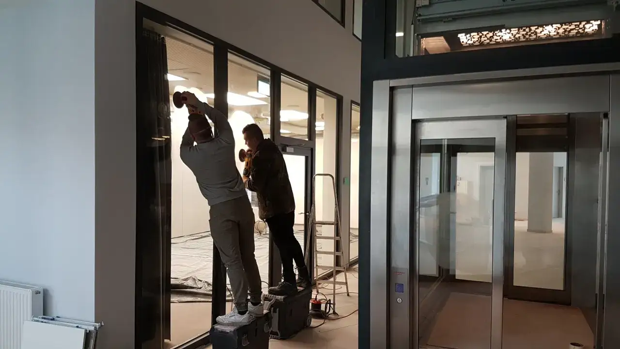 Szklany stół bez rys? Poznaj sprawdzone sposoby i tlenek ceru!