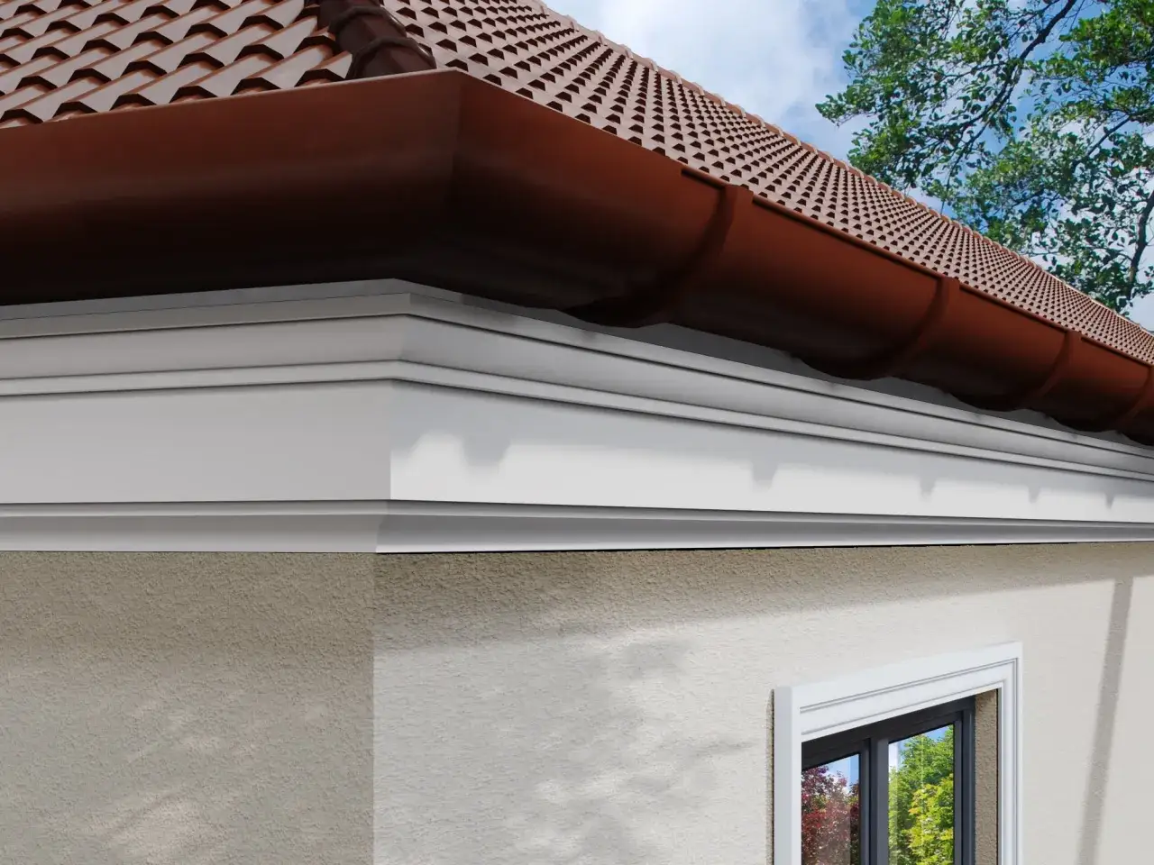 Elegancki gzyms na zewnątrz domu, pod brązową rynną i dachówką. Idealne wykończenie elewacji.