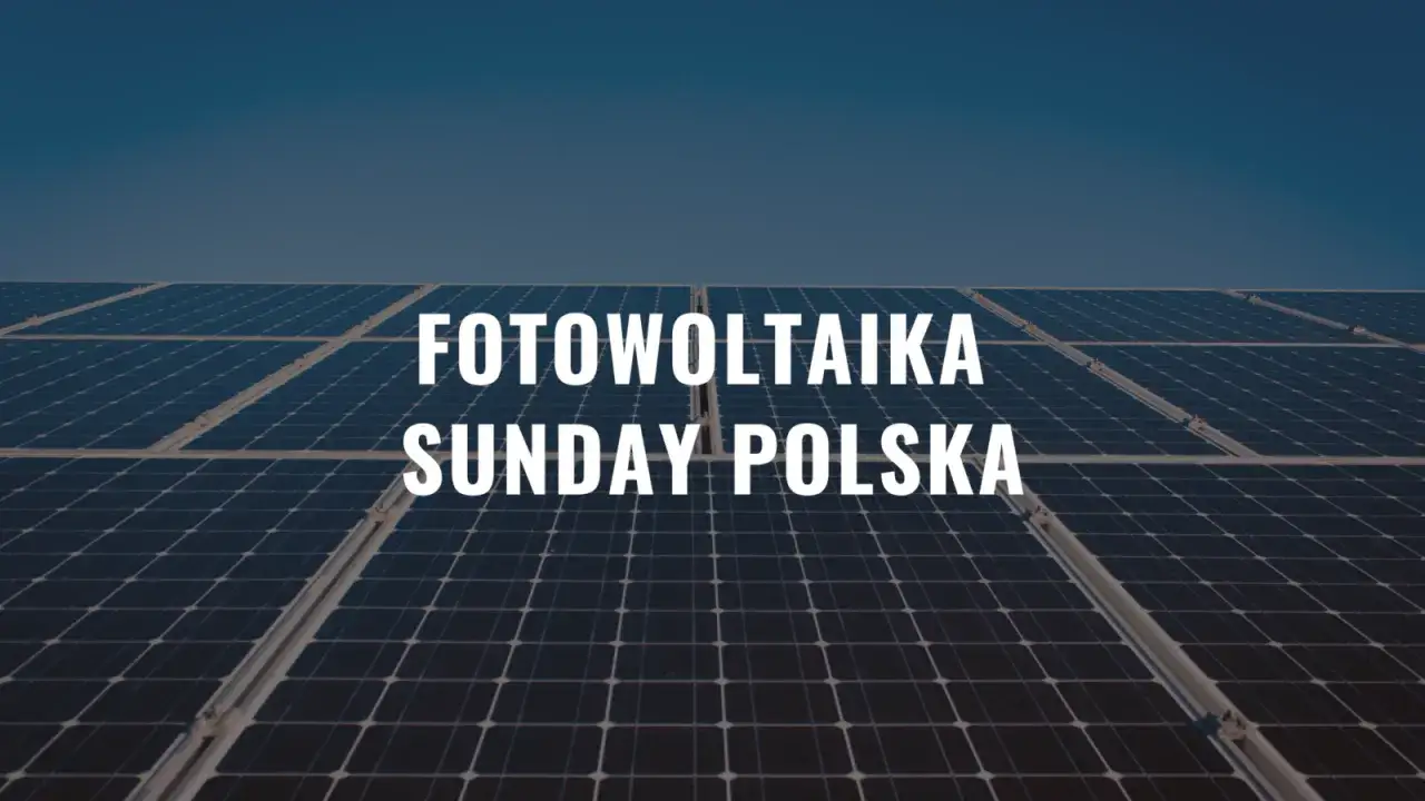 Panele fotowoltaiczne na tle błękitnego nieba z napisem "FOTOWOLTAIKA SUNDAY POLSKA".