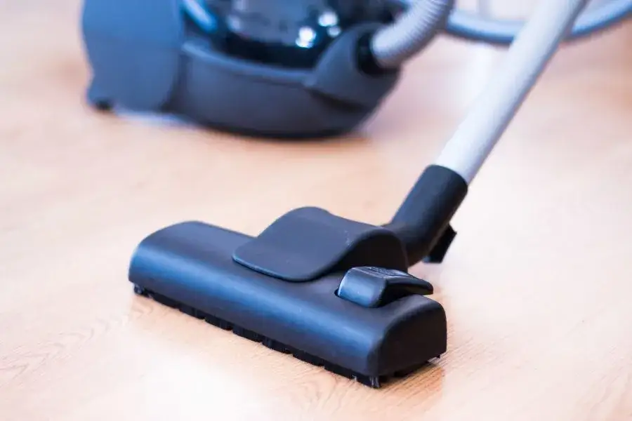 Odkurzacz traci moc? Wyczyść szczotkę krok po kroku!