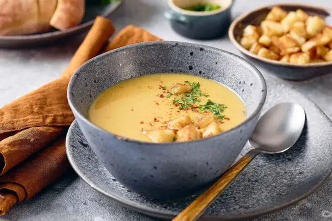 Jaka zupa do placków ziemniaczanych? Odkryj najlepsze połączenia smaków