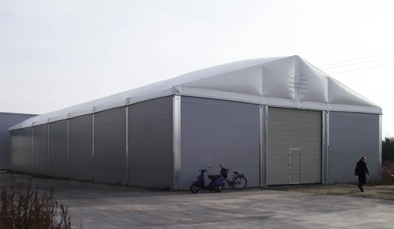 Hala namiotowa: Budynek czy obiekt tymczasowy? Uniknij kar!