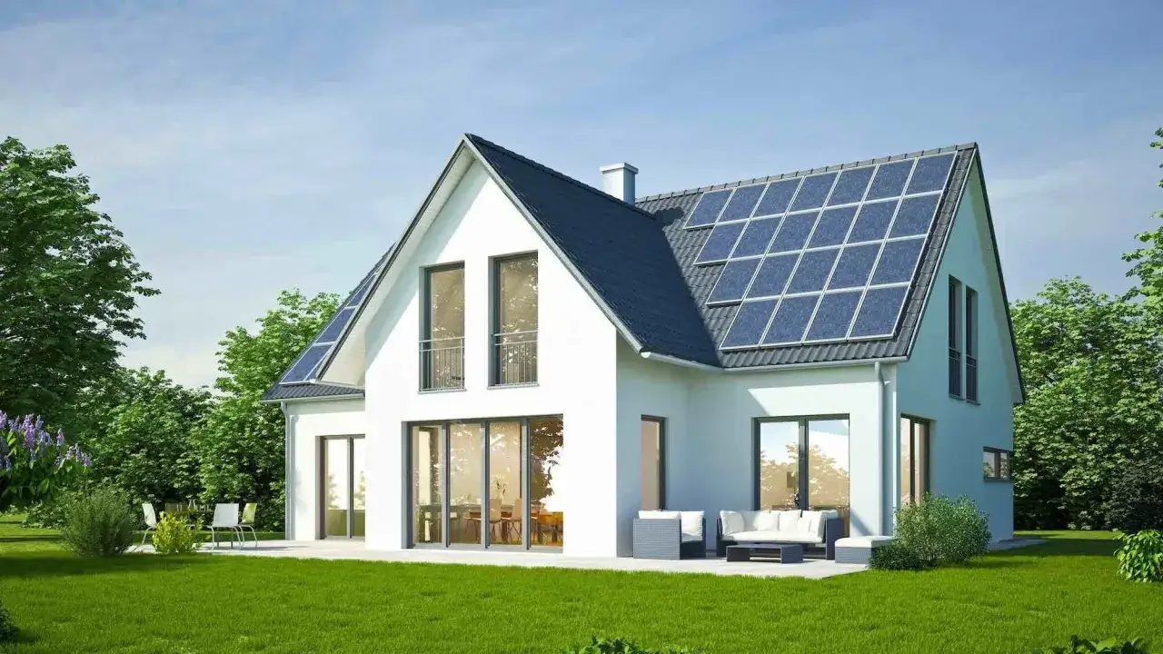 Nowoczesny dom z panelami solarnymi na dachu, otoczony zielenią.