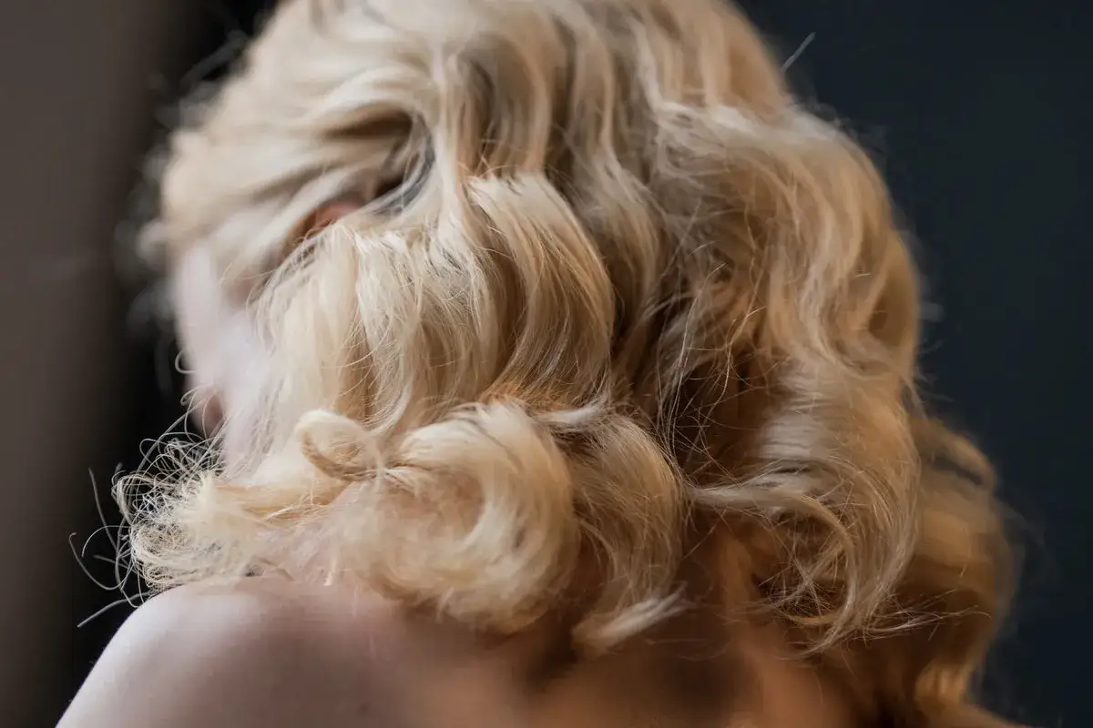 Piękne, blond fale na włosach. Dowiedz się, jak zrobić fale na włosach, by uzyskać taki efekt.