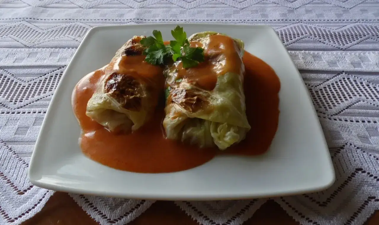 Ile kalorii ma gołąbek z sosem? Poznaj liczby i dietetyczne triki