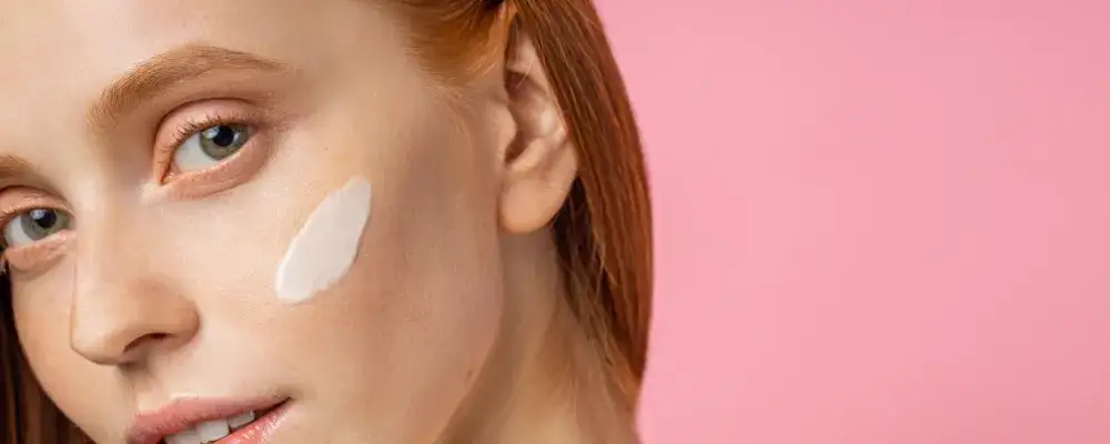 Jaka baza pod makijaż dla cery dojrzałej? Ranking i sekret młodości