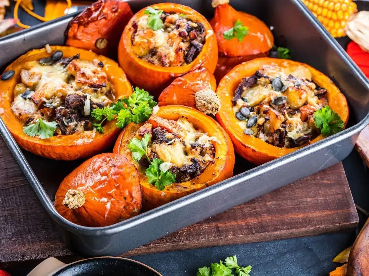 Wypełnione dynie zapiekane z serem i ziołami. Idealny pomysł, co ugotować z dyni na jesienny obiad.