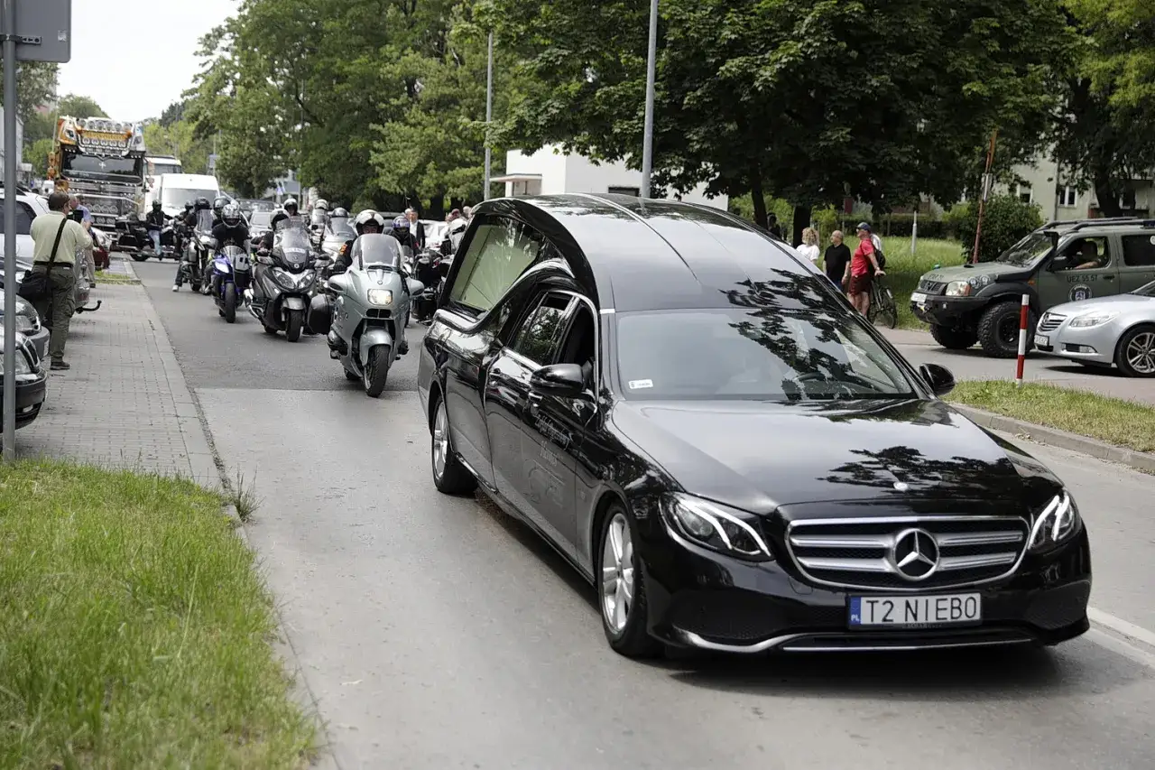 Dusza na pogrzebie: Czy czuwa? Jak jej pomóc? Przewodnik.