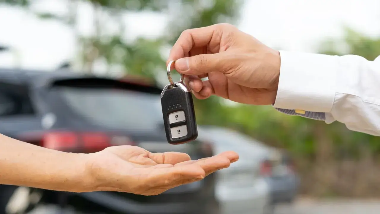 Zwrot auta z wypożyczalni: Myć czy nie myć? Jak uniknąć opłat?