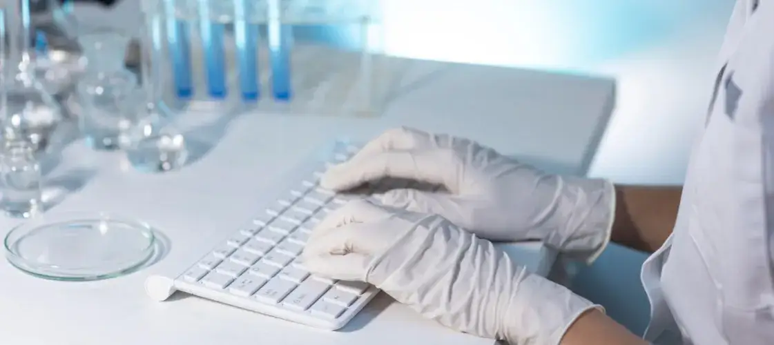 Analityka medyczna co po studiach: jakie masz możliwości kariery?