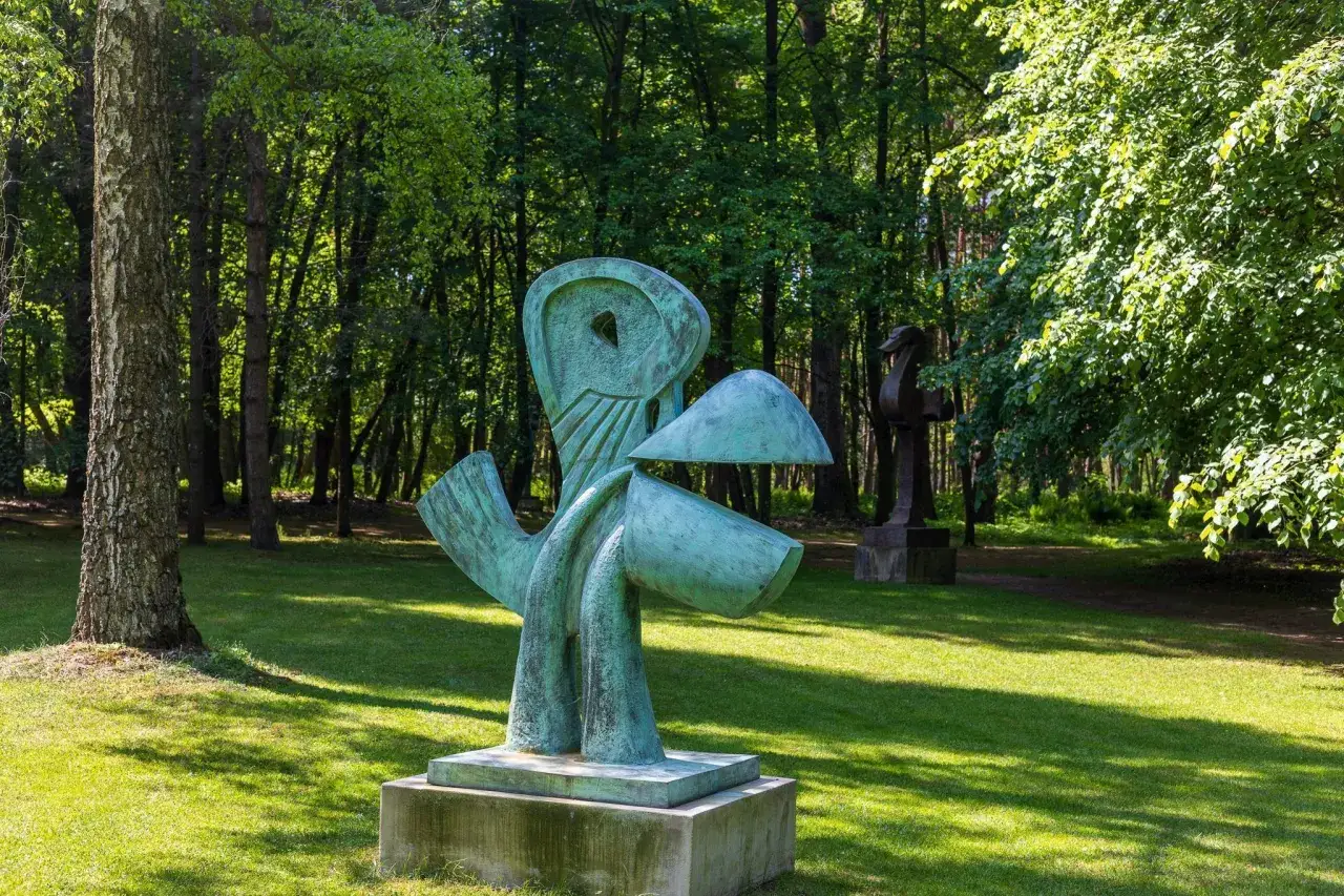 Ogród rzeźb Juana Soriano - odkryj piękno sztuki w Owczarni