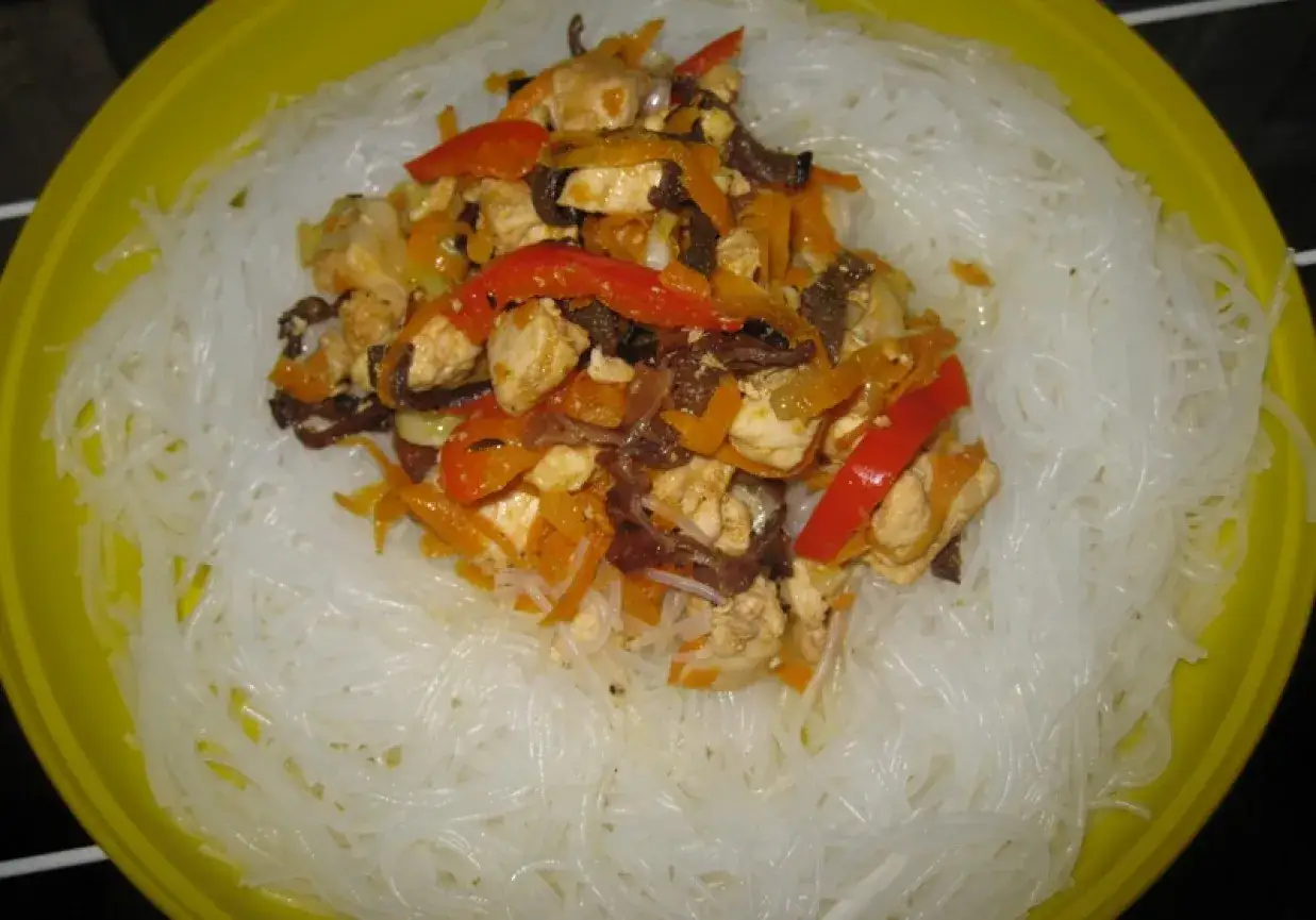 Makaron sojowy z kurczakiem: Ile kalorii? Oblicz i kontroluj!