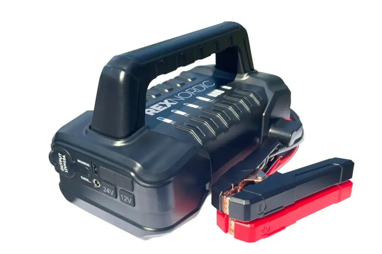 Urządzenie rozruchowe z kablem do awaryjnego odpalania traktorka kosiarki na krótko. Wskaźnik naładowania i gniazda 12V/24V.