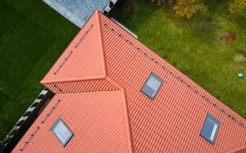 Dachówka ceramiczna czy betonowa - co wybrać, by uniknąć kosztów?