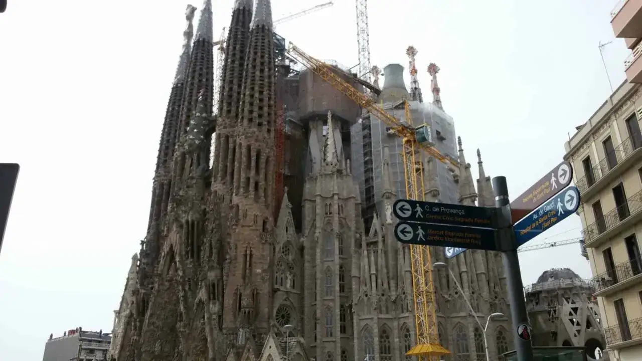 Sagrada Familia w budowie, idealne miejsce na zwiedzanie w ramach "barcelona w trzy dni". Wskazówki kierują do centrum i szpitala.