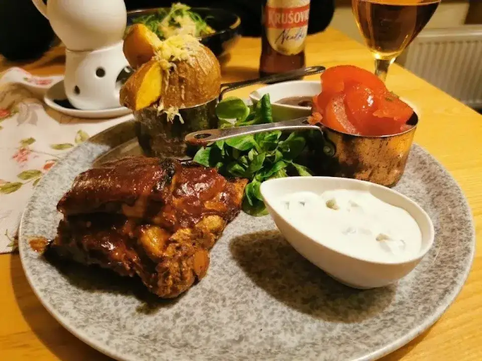 Gdzie zjeść w Iwoniczu-Zdroju? Odkryj najlepsze restauracje i smaki