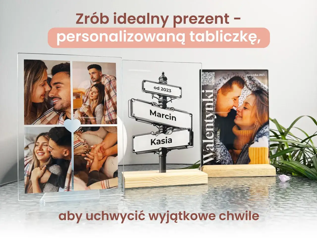 Personalizowane tabliczki ze zdjęciami par i imionami, jako inspiracja na Walentynki.