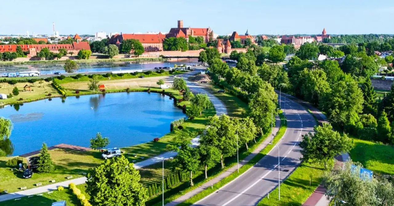 Malbork to idealne miejsce, co warto zobaczyć na Pomorzu. Zamek krzyżacki nad rzeką, jezioro i zielone tereny tworzą malowniczy krajobraz.