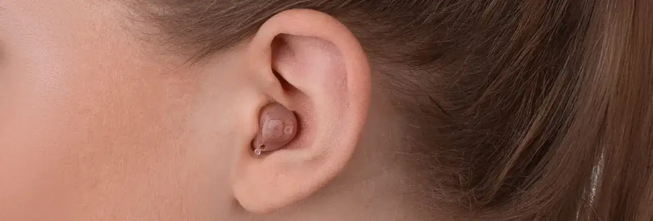 Niesłyszący na jedno ucho: Jak żyć z jednostronnym ubytkiem słuchu