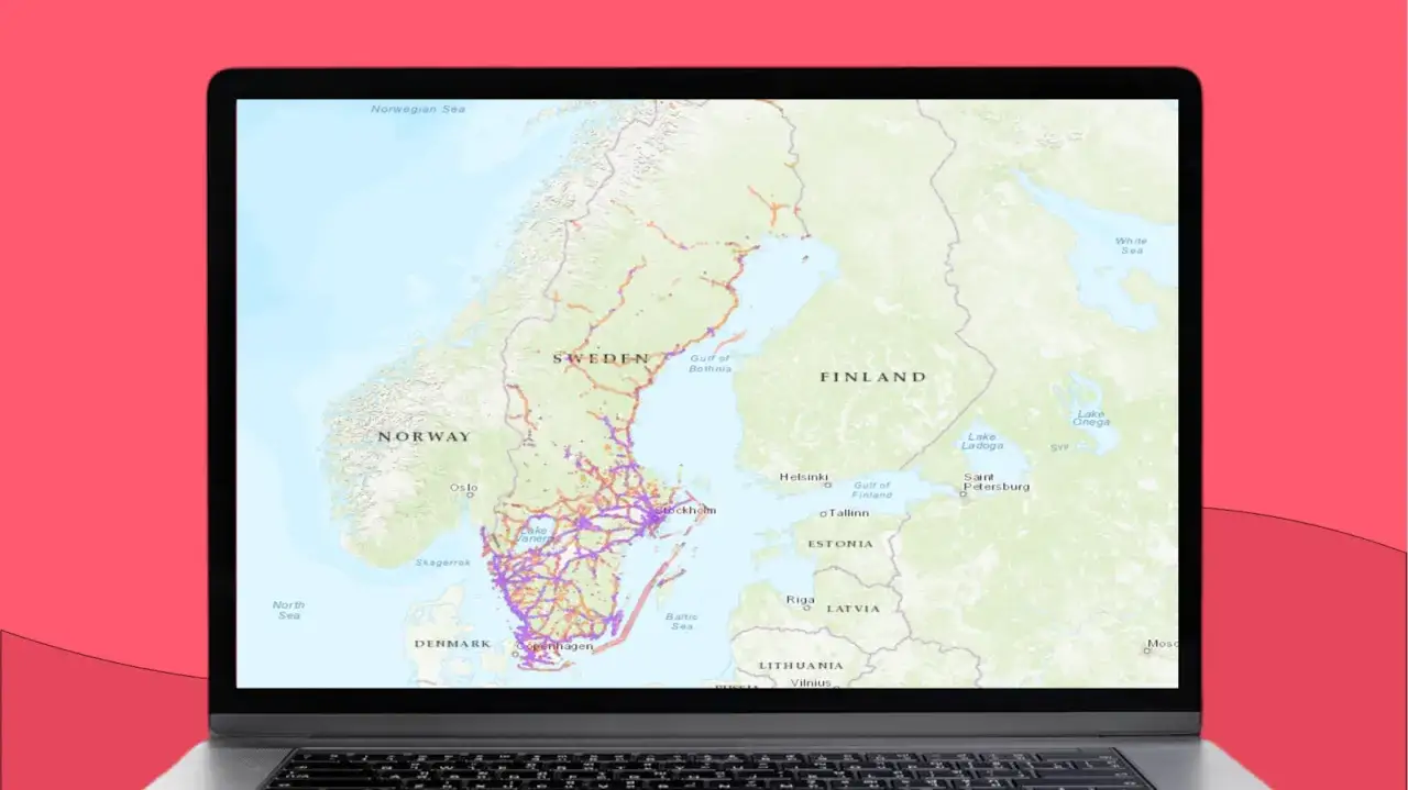 Mapa Skandynawii z zaznaczonymi trasami na ekranie laptopa.