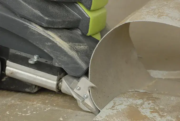 Jak bez wysiłku usunąć starą wykładzinę na kleju? Profesjonalne triki krok po kroku