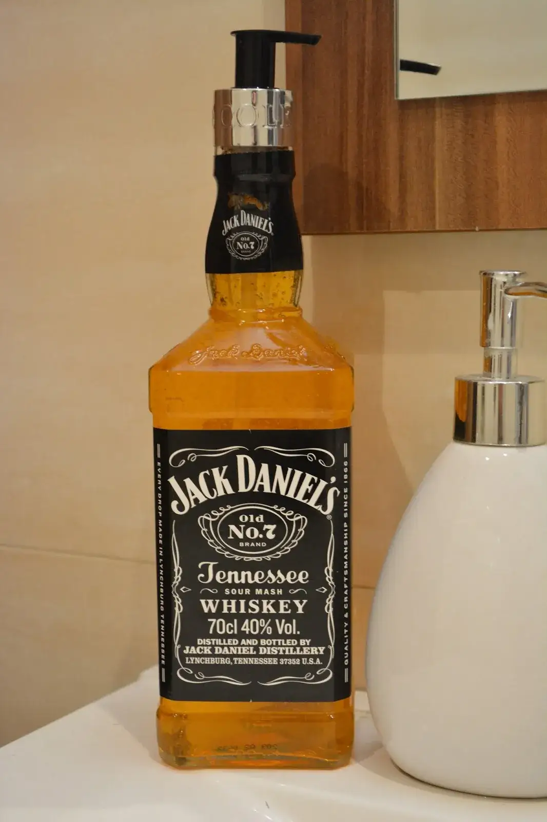 Jak bez wysiłku wyjąć dozownik z butelki Jack Daniels? Sprytny trik