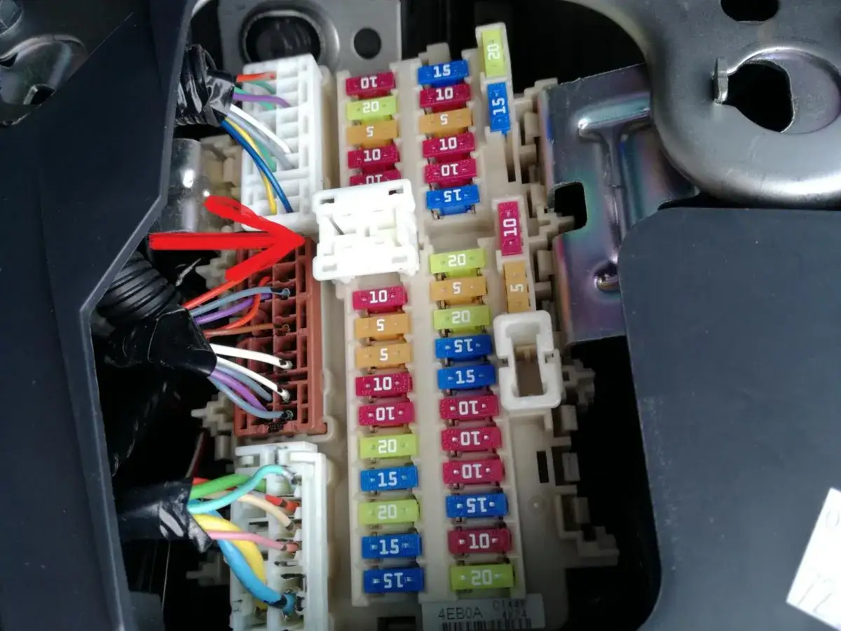 Gdzie są bezpieczniki w nissan qashqai? Oto lokalizacja i porady