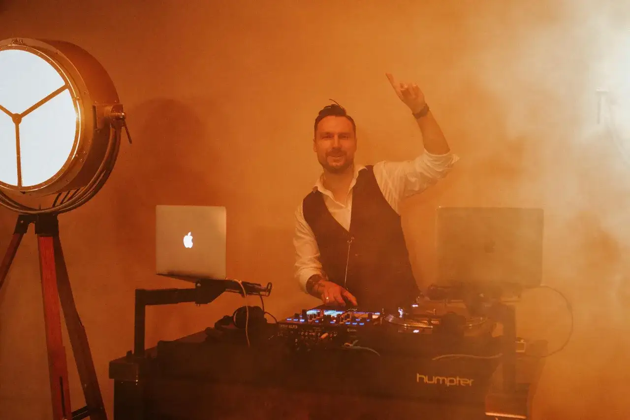 DJ czy zespół na wesele - jak uniknąć najczęstszych błędów?