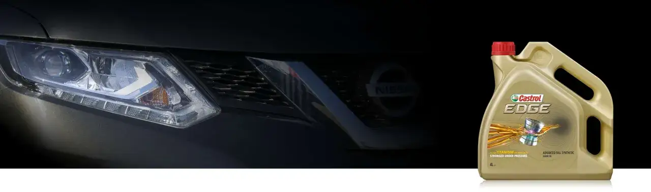 Fragment samochodu Nissan i butelka oleju silnikowego Castrol EDGE.
