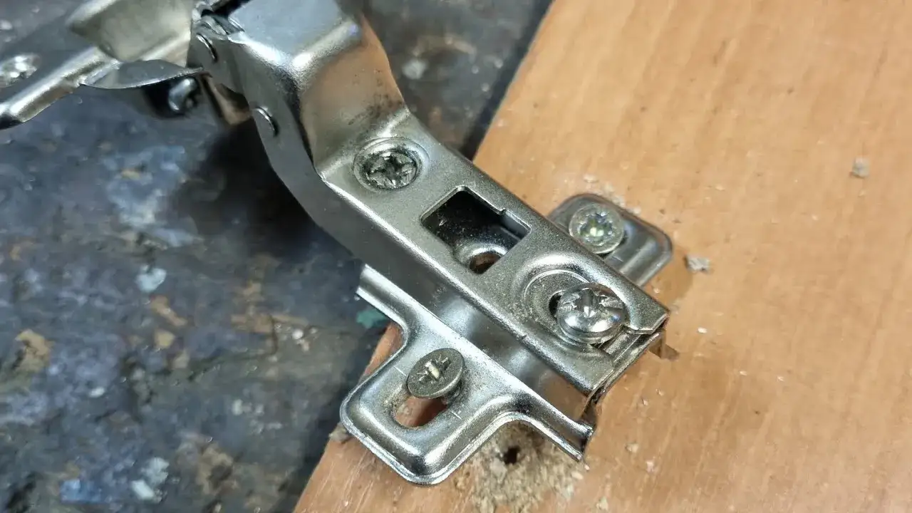 Jak szybko i tanio naprawić wyrwany zawias bez wizyty u ślusarza