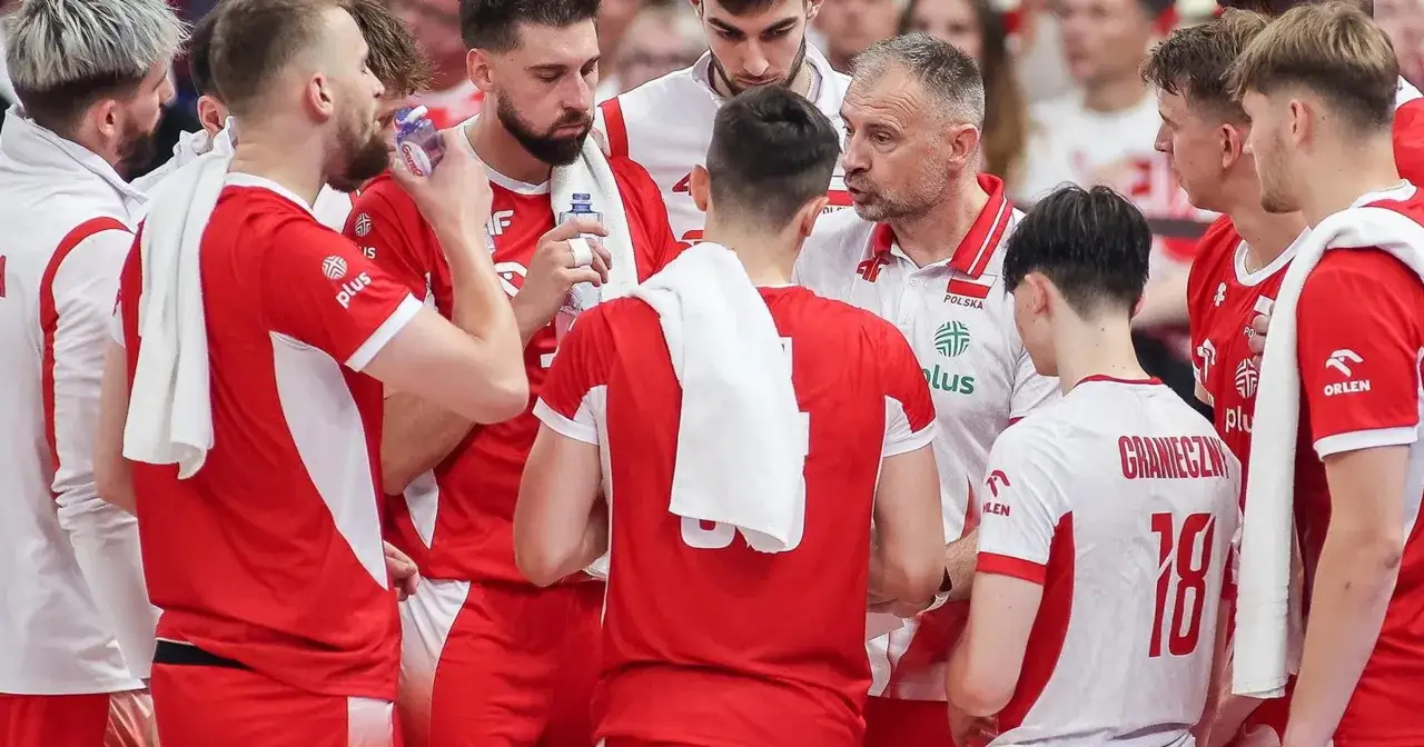 Drużyna siatkarzy Polski w czerwonych strojach, trener udziela wskazówek. Czy to kluczowy moment w walce o mistrzostwa świata siatkówka tabela?