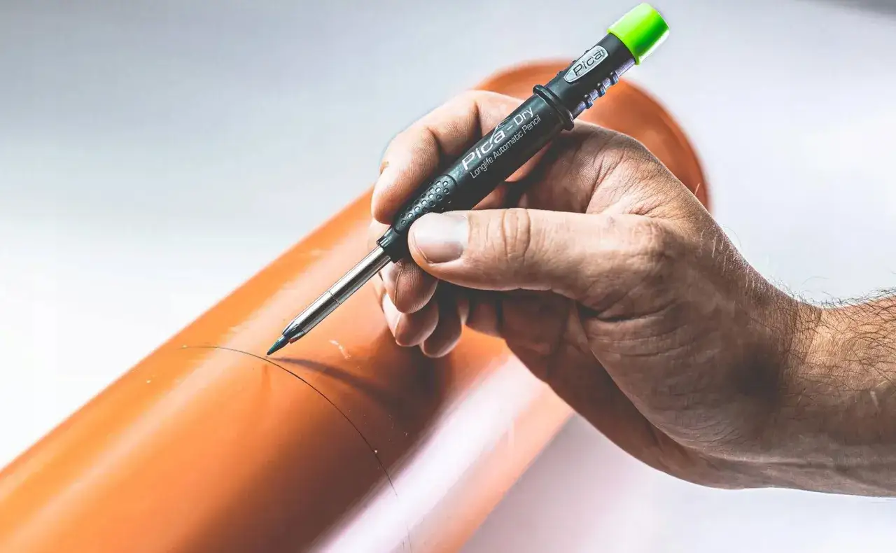 Jak usunąć ołówek z mebli? Bezpieczne sposoby na każdą powierzchnię.