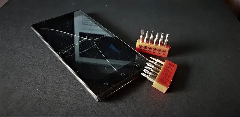 Czym skleić telefon, aby uniknąć kosztownych napraw i uszkodzeń?