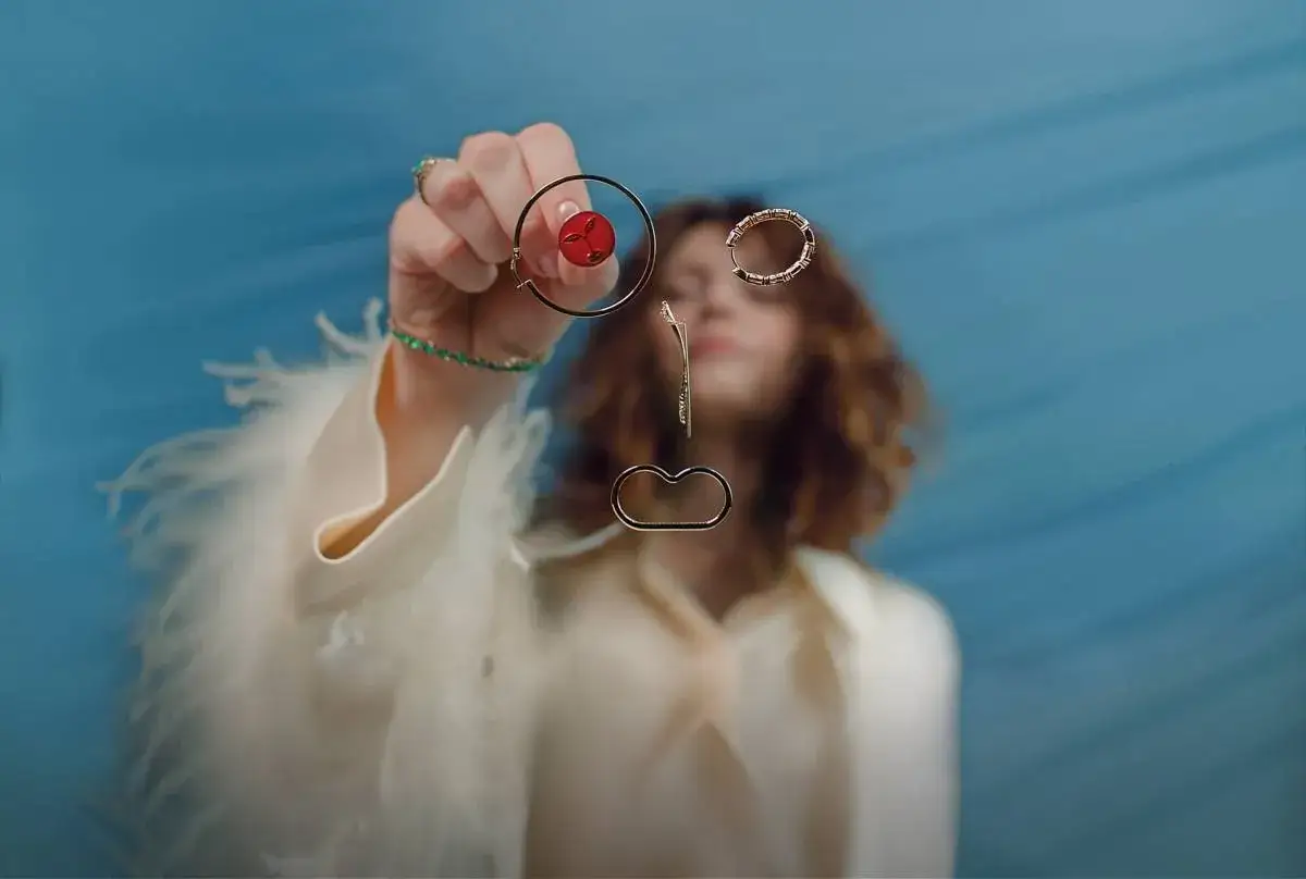 Reklama YES z wierszem Szymborskiej: Jak sztuka zmienia biżuterię